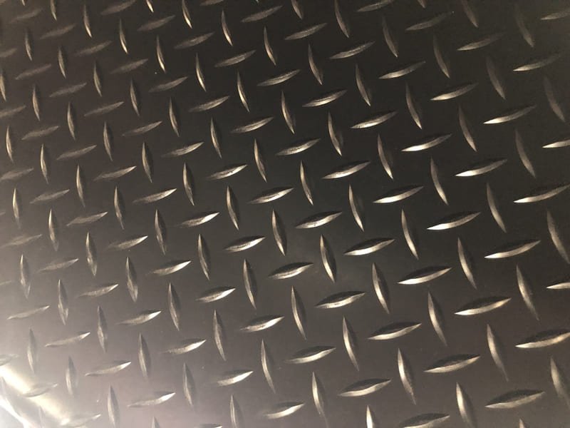 Side-by-side comparison of a liquid bead on non-porous vs. absorbing into porous material